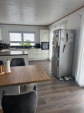 Moderne Küche mit Essbereich - 