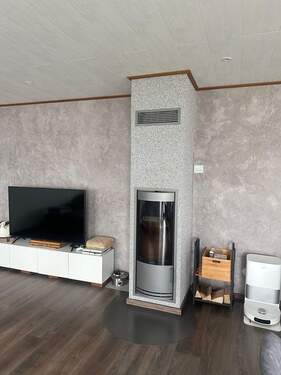 Moderner Wohnraum mit Kamin - 