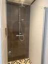 Moderne Dusche im Bungalow - 