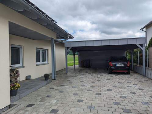 Carport mit geparktem Auto - 