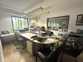 Büro mit Blick in die Halle - 