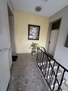 Treppenhaus zu den Büros oder 2 Wohnungen im 1.OG - 