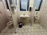 Toilettenbereich mit Duschen für Mitarbeiter - 