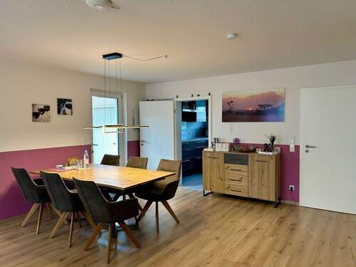 ... und Essbereich - 6 Zimmer Reihenendhaus in Adelsdorf