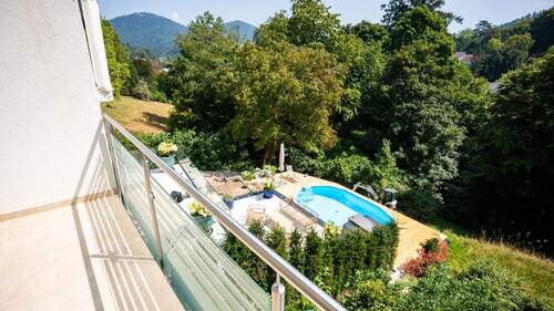 Anischt auf Pool von Balkon - 
