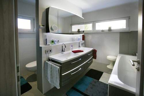 Bad mit Badewanne + Dusche - 