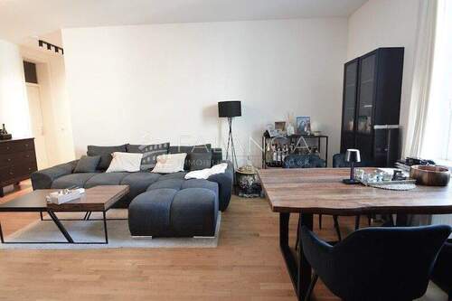 Blick in Wohn- und Essbereich - 