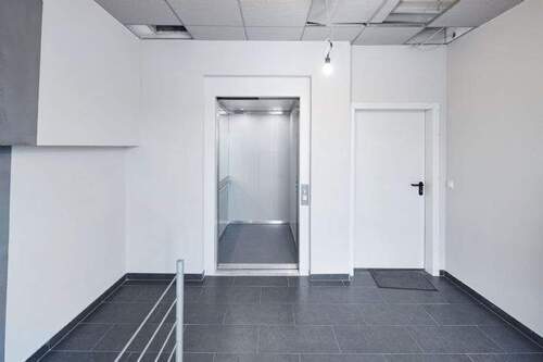 MODERNES TREPPENHAUS 1 MIT AUFZUG (1000kg) - 
