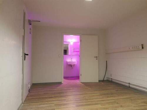 Büroraum mit Blick ins Bad mit DU + WB + WC - 1 Zimmer Büro in Müllheim