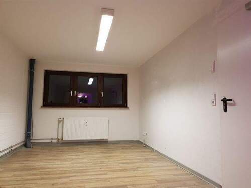 Beleuchtung inklusive, Ausstattung neuwertig - Büro mit 27,00 m&sup2; in Müllheim zur Miete