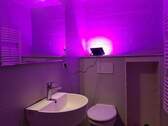 Modernes Bad mit Dusche - 