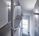 MODERNES TREPPENHAUS MIT AUFZUG (1000kg) - 
