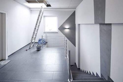 MODERNES TREPPENHAUS 1 MIT AUFZUG (1000kg) - 