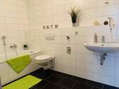 Bad mit Badewanne/WC und Waschmaschinenanschluss - Familien aufgepasst - geräumige 4-Raum-Wohnung in zentraler Jahnsdorfer Lage