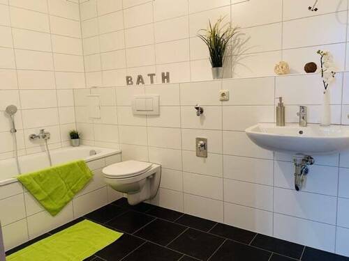 Bad mit Badewanne/WC und Waschmaschinenanschluss - Familien aufgepasst - geräumige 4-Raum-Wohnung in zentraler Jahnsdorfer Lage