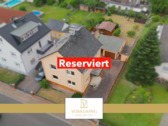 Hausansicht - Ein- Zweifamilienhaus mit Garage, Gartenhütte auf weitläufigem Grundstück in netter Nachbarschaft