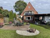Rückansicht mit Terrasse und Feuerstelle - 