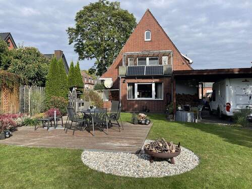 Rückansicht mit Terrasse und Feuerstelle - 
