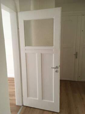 Beispiel Flur mit aufgearbeiteten Holztüren - 