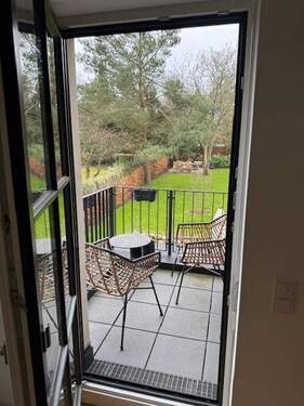 Ausblick in den Garten - ?? Exklusive 2,5-Zimmer Neubauwohnung (2024) mit Balkon, EBK & Aufzug - Hamburg-Blankenese