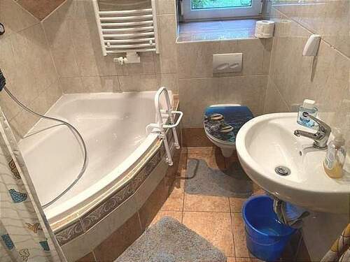 Bad mit Wanne - 
