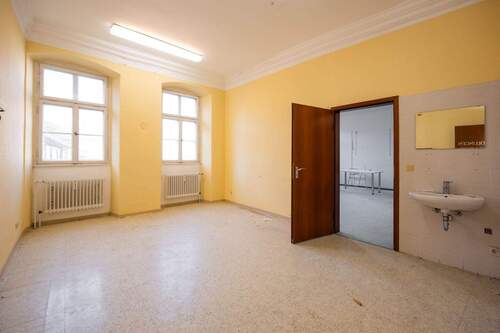 Ehemaliges Behandlungszimmer Praxis Einh. 10 - 9 Zimmer Büro zur Miete in Bad Kissingen