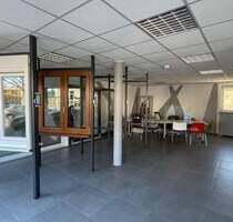 Büro Laden Praxis Gewerbe mit bester Sichtbarkeit-Kreuzung-Bushaltestelle-große Schaufenster - Nürnberg Katzwang