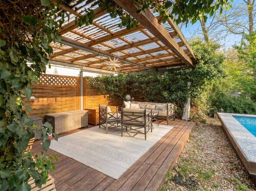 Überdachte Terrasse am Pool - 