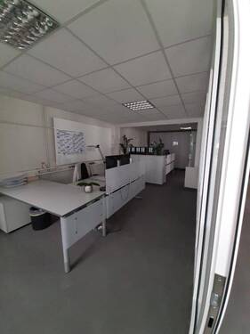Mix aus erstklassigen Büros, Lagerfläche und Rolltor - Büro in München