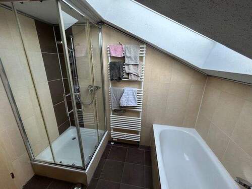 Tageslichtbad mit Wanne u. Dusche - 