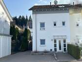 Hausansicht - Stilvolle Doppelhaushälfte in Bestlage von Neuenbürg-Buchberg