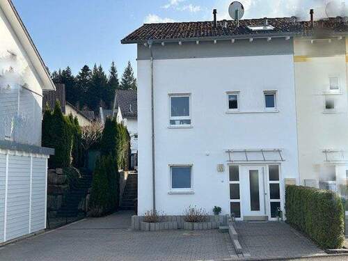 Hausansicht - Stilvolle Doppelhaushälfte in Bestlage von Neuenbürg-Buchberg