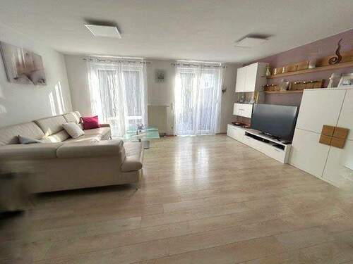 Wohn-Essbereich mit Zugang zur Sonnenterrasse - 5 Zimmer Doppelhaushälfte zum Kaufen in Neuenbürg