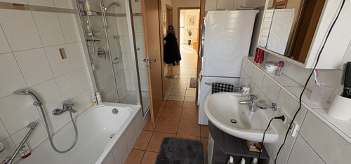 Badezimmer mit Wanne und Dusche - 