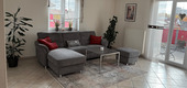 Wohnzimmer mit Sofa - 2 Zimmer Etagenwohnung zum Kaufen in Amberg