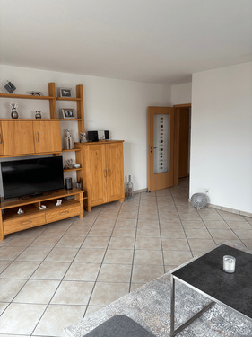 Wohnzimmer mit Schrankwand - 2 Zimmer Etagenwohnung in Amberg