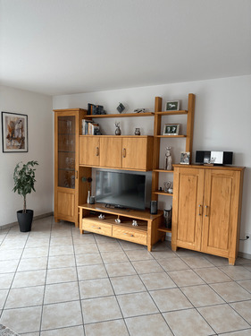 Wohnzimmer mit Schrankwand - Etagenwohnung mit 66,40 m² in Amberg zum Kaufen