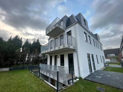 mit Putzfassade und anthrazitfarbenen Fenstern (vergleichbare Darstellung) - 5 Zimmer Doppelhaushälfte zum Kaufen in Hamburg