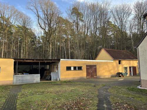 Hof mit Nebengelass - 