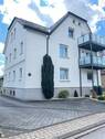 Wohnhaus Straßenansicht mit Stellplatz - 