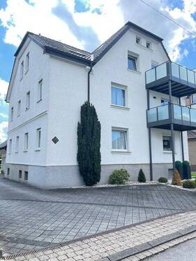 Wohnhaus Straßenansicht mit Stellplatz - 