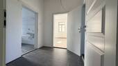 Geräumiger Flur - Moderne und großzügige 4-Zimmer-Wohnung in Neustadt b. Cbg.