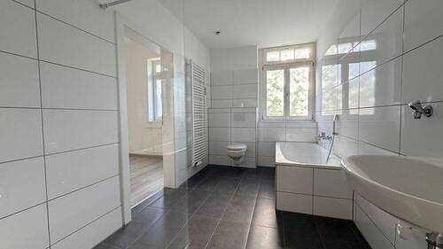 Badzimmer mit Wanne und Tageslicht - 4 Zimmer Etagenwohnung zur Miete in Coburg