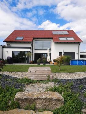 Hausansicht hinten / Garten - 'Modernes Einfamilienhaus - in Randlage, Stilvoll Wohnen'