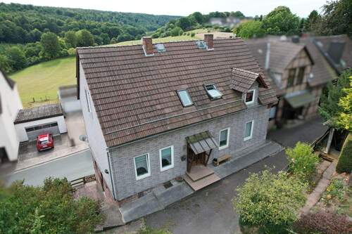 Hausansicht - Ein-Zweifamilienhaus mit separatem Garten und Garage in Derental