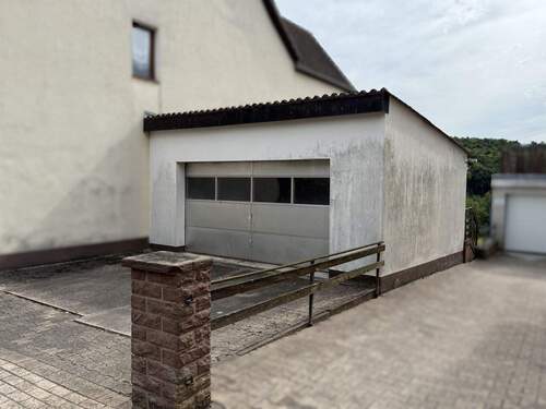 Garage - 7 Zimmer Doppelhaushälfte in Derental