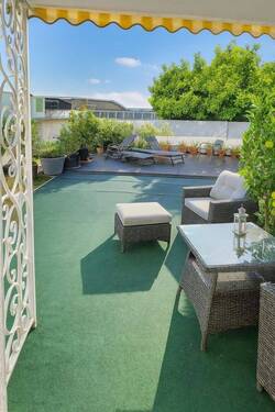 Große Terrasse mit Sitzecke - 8 Zimmer Einfamilienhaus in Maintal