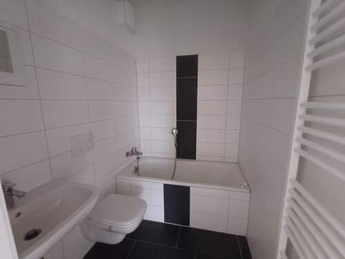 innenliegendes Bad mit Wanne - 3 Zimmer Etagenwohnung in Merseburg