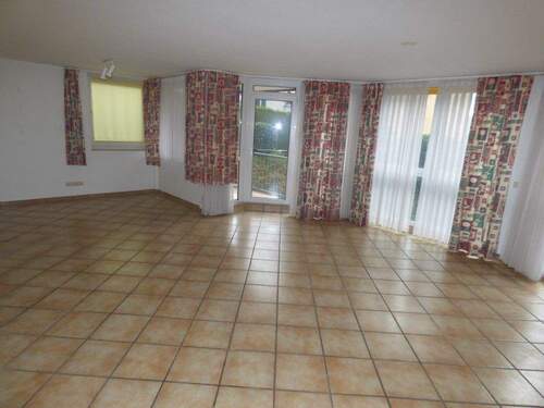 Foto 01 Wohnzimmer.JPG - Bensberg - zentrale Ruhiglage (dank Seitenstraße), 2 Zimmer, 2 Balkone, Dusch- und Wannenbad mit Fenster und separates Gäste-WC