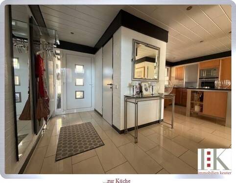 ...zur Küche - 8 Zimmer Einfamilienhaus in Kaarst